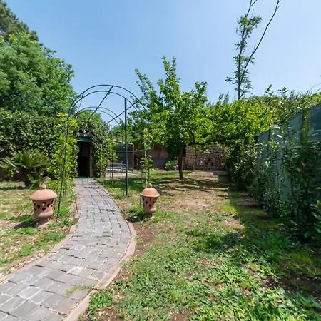Appia Antica Giardino Parcheggio Fermata Bus 4 Ospiti Holiday home *